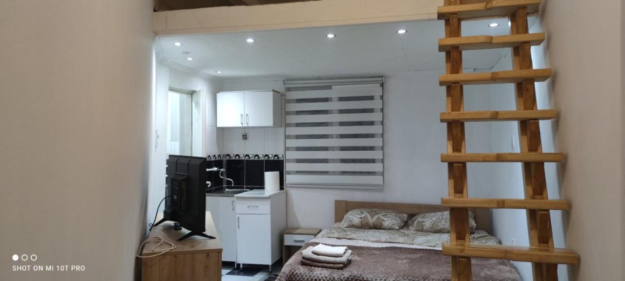 Small Apartment Private Bathroom Strong Wi-Fi Belgrad Exterior foto